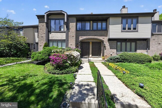 Building Photo - 8 Independence Pl
