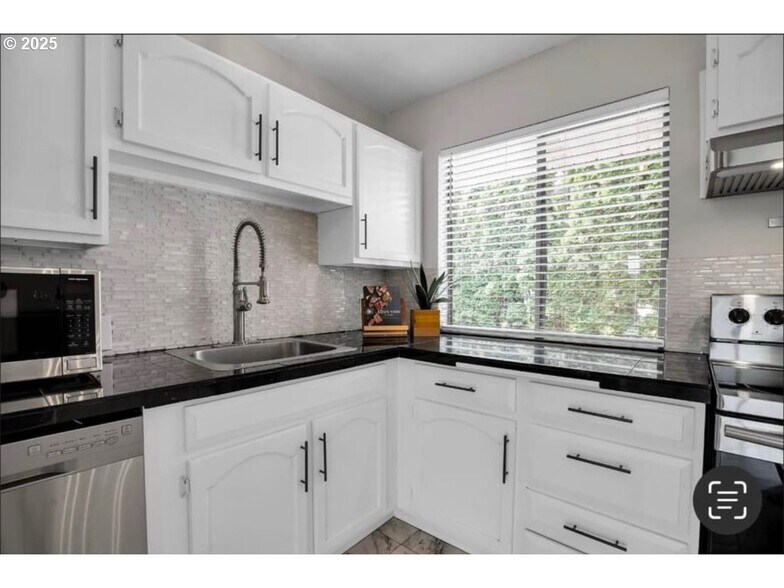 Building Photo - 8325 SW Terwilliger Blvd