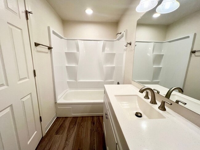 Building Photo - 2 Bed 1 Bath Apartment in Lake Oswego!