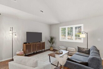 Building Photo - 49 Fairway Dr