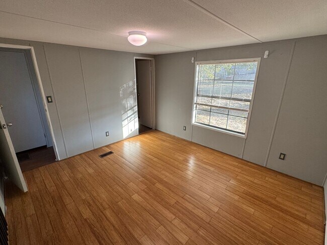 Building Photo - 4044 Friendship Rd