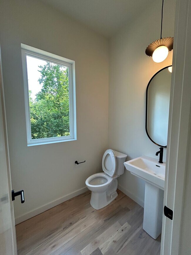 Building Photo - Amazing New Construction in North Nashville!