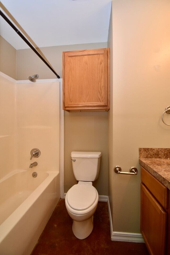Building Photo - 3 Bedrooms, 3 Bathrooms, & Close to Campus...