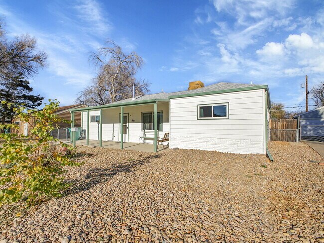 Building Photo - $2,395.00 - 3 Bedrooms, 1.5 Bathrooms, Single Family Home in Aurora with Washer and Dryer!