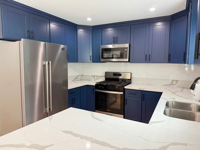 Building Photo - 678 E 45th St