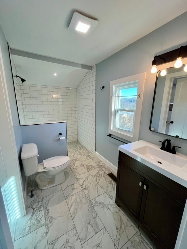 Building Photo - 46 N Thomason St