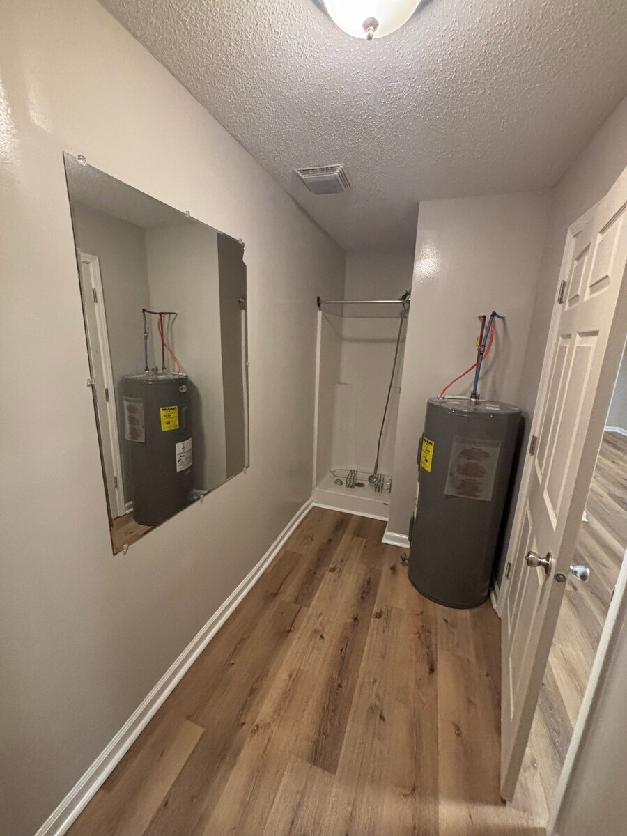 Building Photo - 1522 Main St