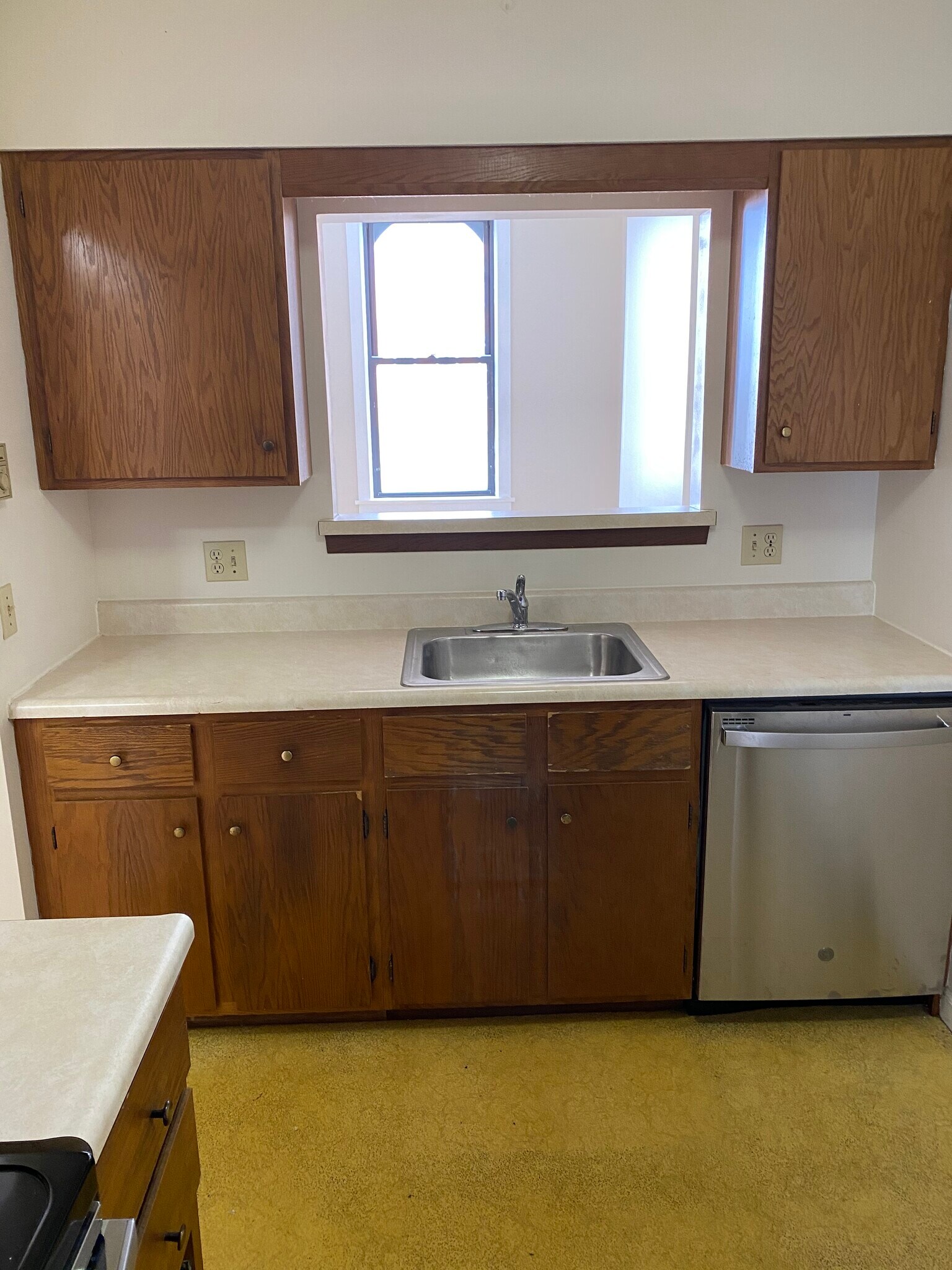 Kitchen (dishwasher) - 28 E Genesee St