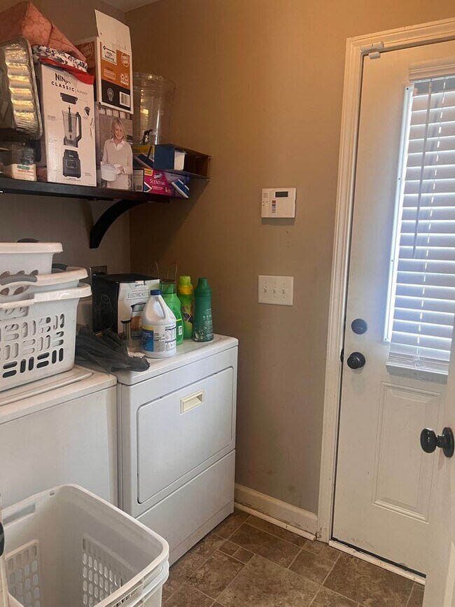 Building Photo - Four Bedroom Two Bath House