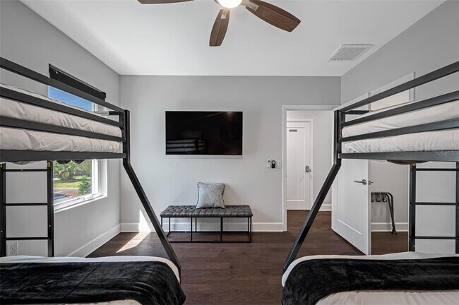 Building Photo - 902 W Plymouth St