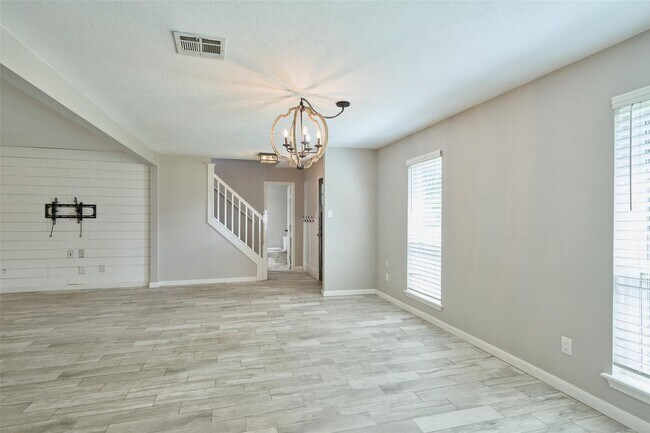 Building Photo - Beautiful two-story home on an oversized c...