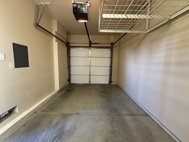 Building Photo - Beautifully Upgraded 3BD/2.5BA Citrus Heights Home with Covered Patio & Modern Amenities!