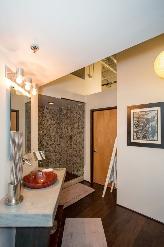 Building Photo - One of a Kind Furnished Condo in the Heart...