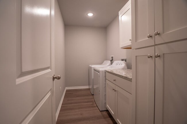 Building Photo - Beautiful 3 Bedroom 2 Bath Duplex!