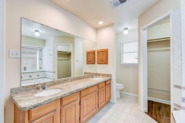 Building Photo - 2107 Collingsfield Dr
