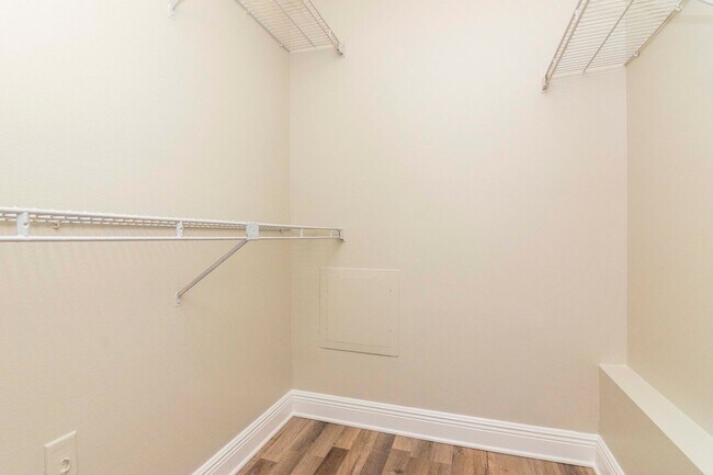 Building Photo - 2nd Floor - Recently Upgraded and Remodeled -1 Bedroom 1 Bath for Lease in Brandon, FL