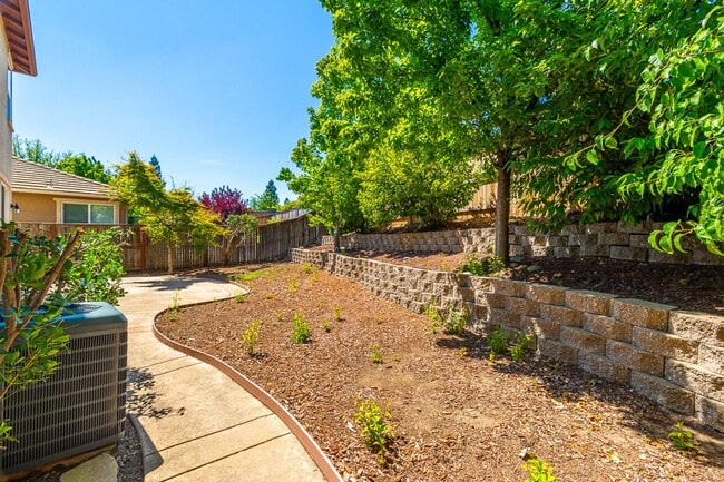 Building Photo - Spacious Folsom Parkway Home Near The Back...