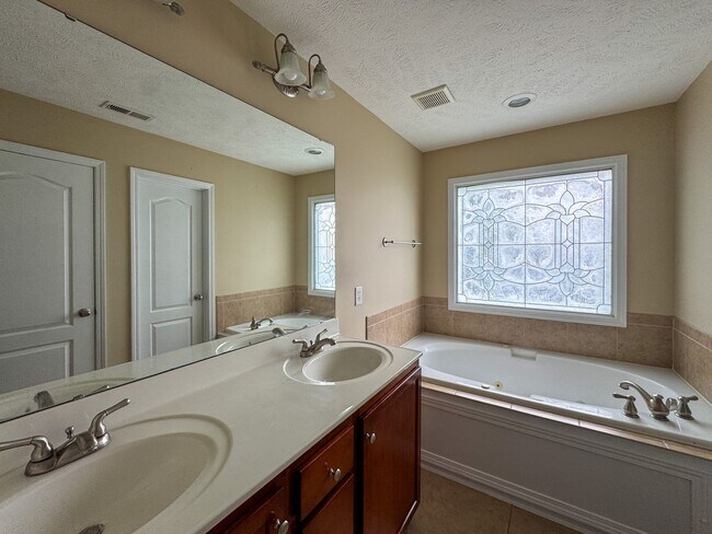 Building Photo - Gorgeous 3 Bed 2.5 Bath Home on Corner Lot