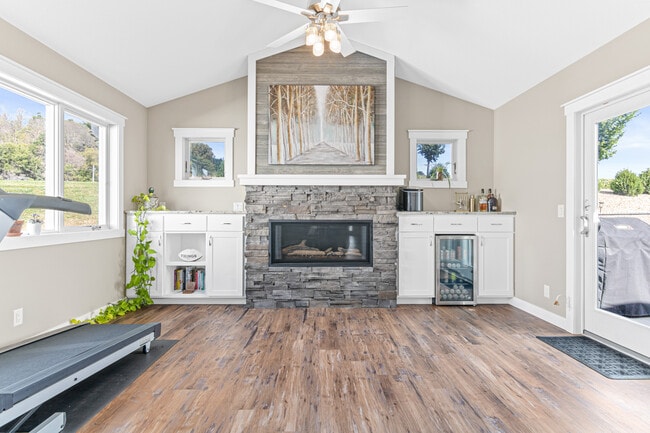 Building Photo - 898 Brentwood Cir