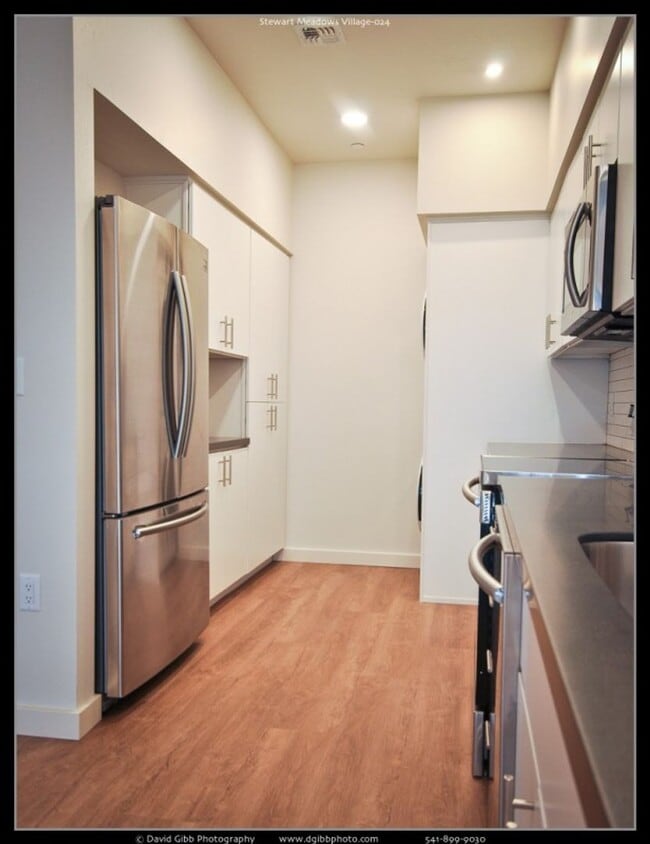 Building Photo - Contemporary 2 bed, 2.5 bath Luxury Townho...