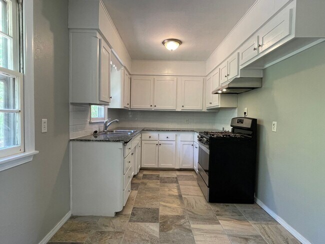 Building Photo - Beautiful Home with Granite and Hardwood!-...