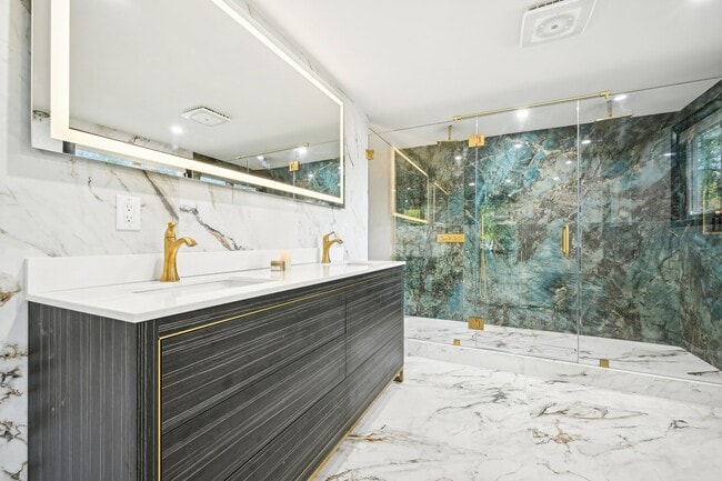 Building Photo - 10 Oakridge Ave