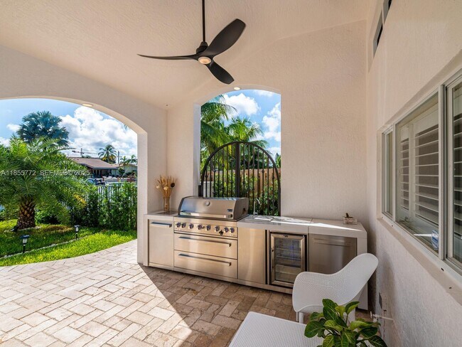 Building Photo - 2118 NE 15th St