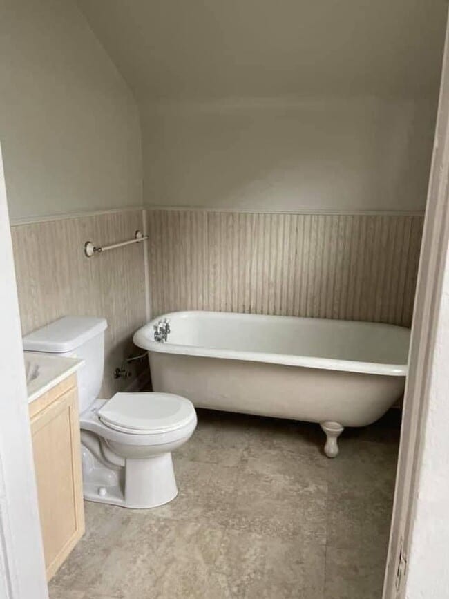 Building Photo - 720 SE Riverside Dr