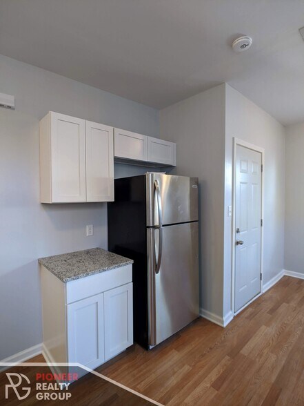 Building Photo - 1520 W Melrose St