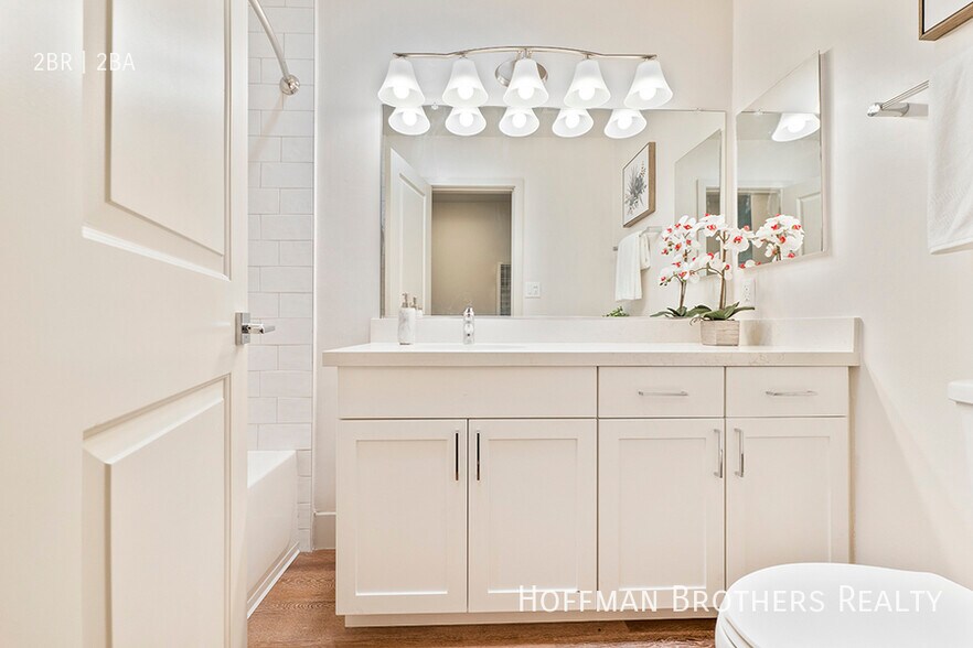 Building Photo - 821 3rd St