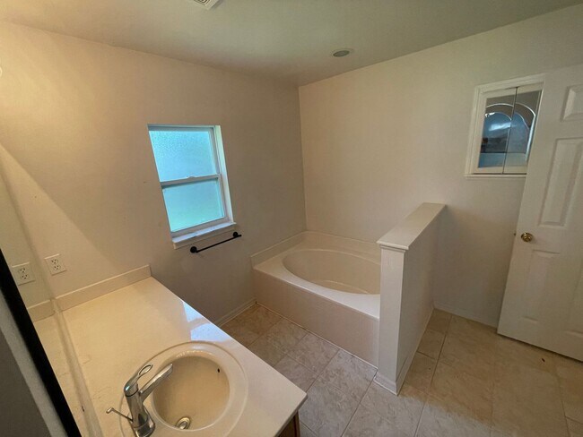 Building Photo - Spacious 4 Bedroom, 2 bath home