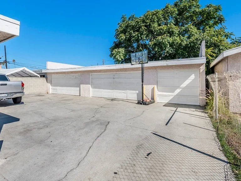 Building Photo - 3927 W 105th St