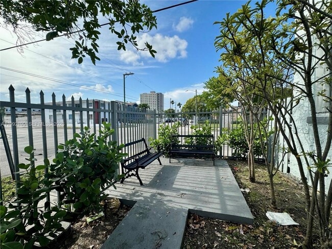 Building Photo - 301 SW 10th Ave