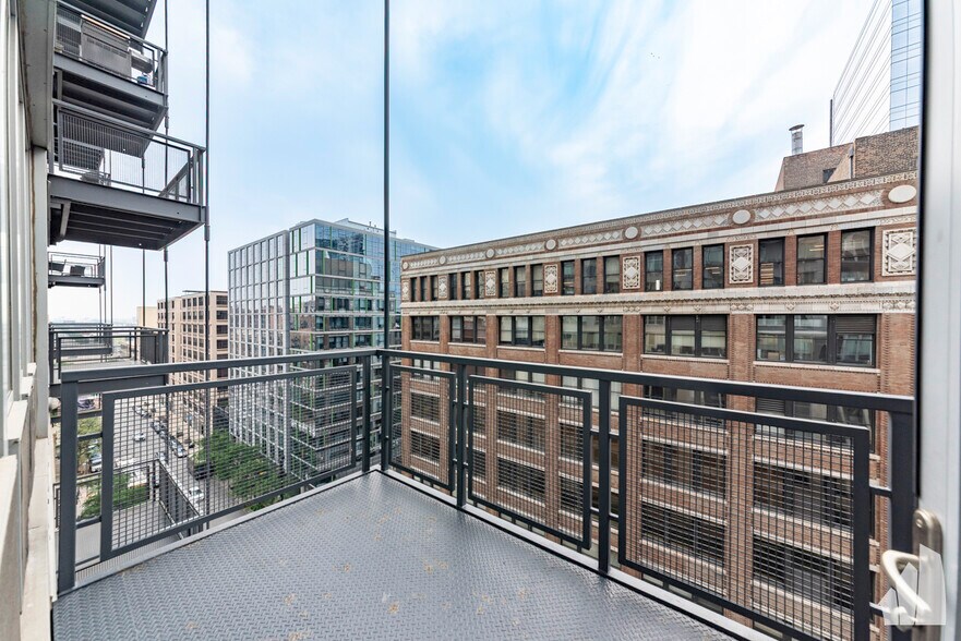 Building Photo - 565 W Quincy St