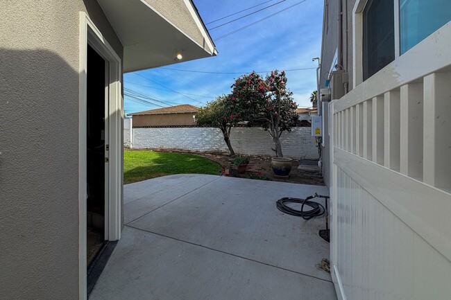 Building Photo - 431 Deodar Ave