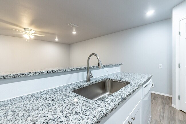 Building Photo - Half off the first Full Month's Rent !!!! ...