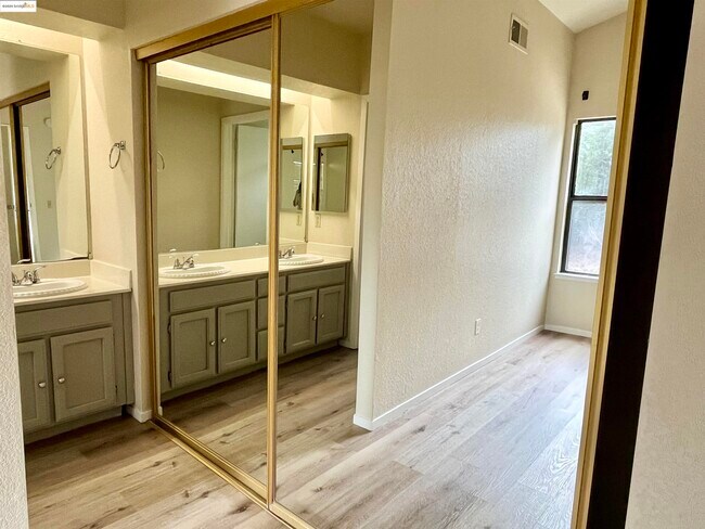 Building Photo - 730 Forest View Common