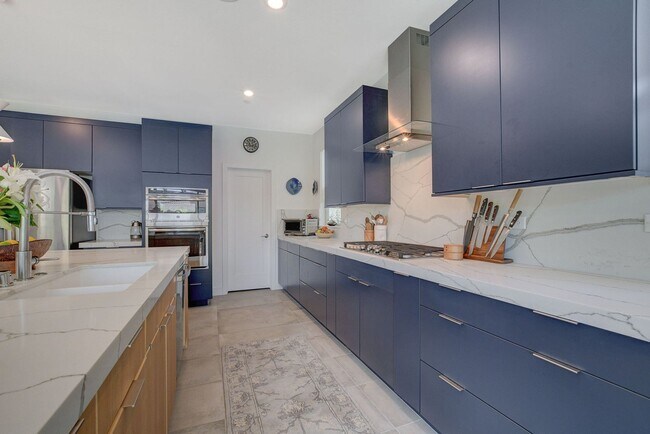 Building Photo - Amazing 2 story home in beautiful Tri Poin...