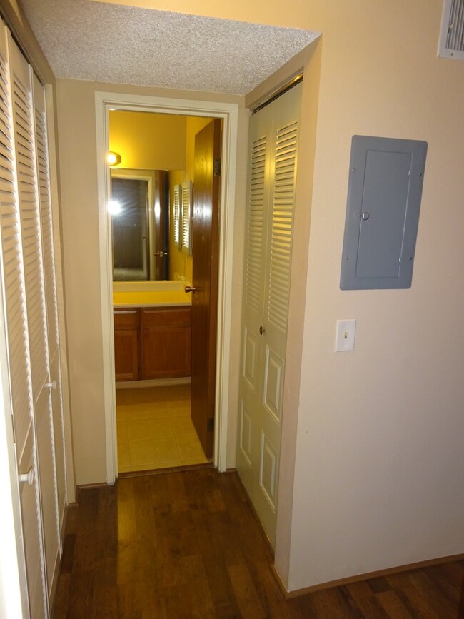 Building Photo - Charming 1 Bedroom 1 Bath First Floor Cond...