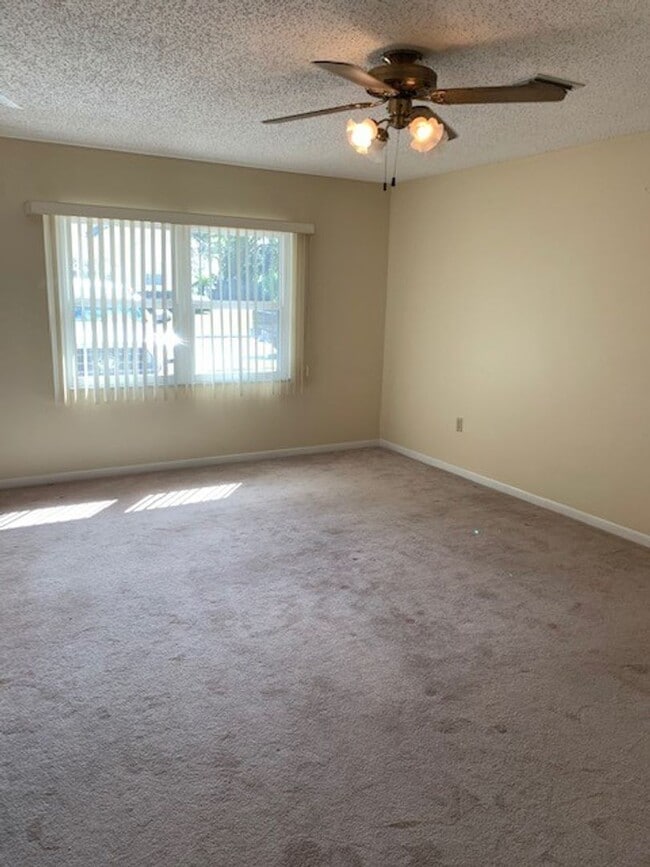 Building Photo - 4/3 Home in Heart of Umatilla!