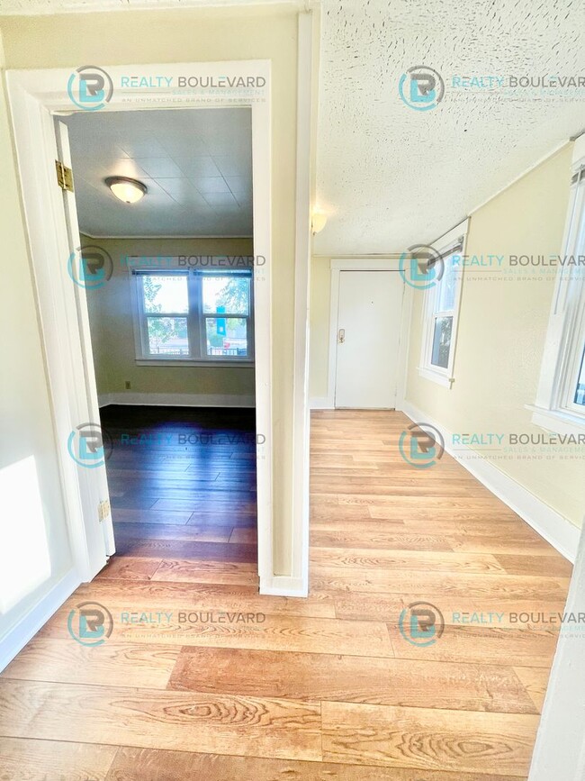 Building Photo - Charming Cottage with Private Yards, Parki...