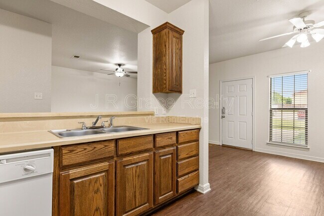 Building Photo - 2100 Breezy Dr