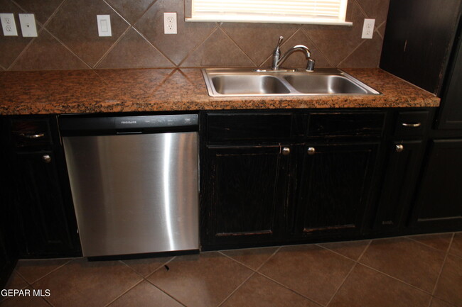 Building Photo - 3100 Amistoso St