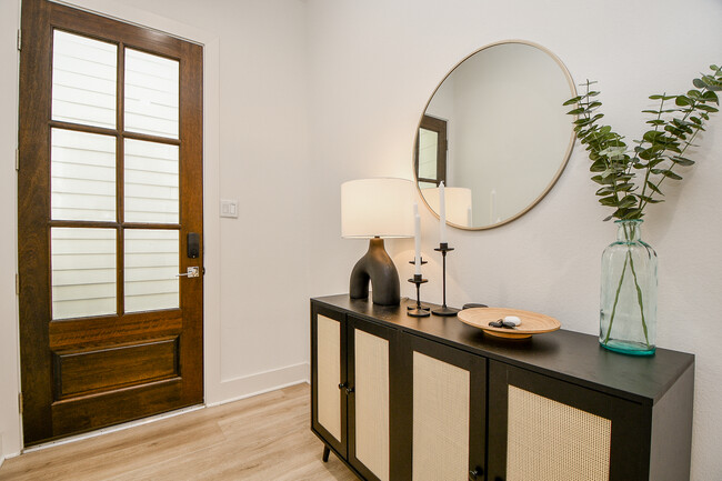 Entry foyer - 5616 Balbo St