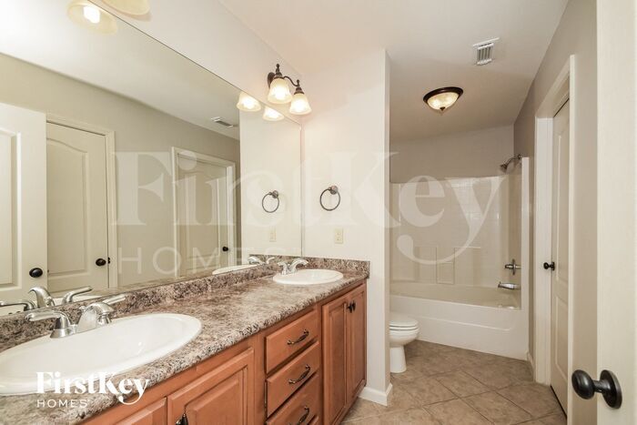 Building Photo - 10777 Plantation Dr