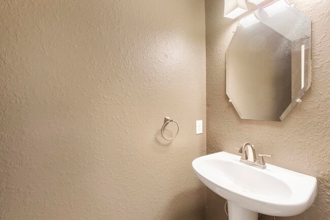 Building Photo - 19 Shimmer Pond Pl