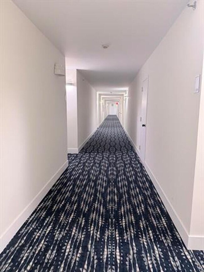 Building Photo - 540 Brickell Key Dr