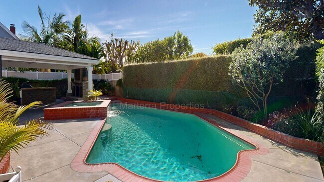 Building Photo - Large Spacious Home with a Pool!