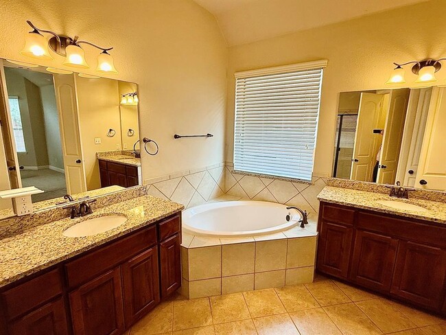 Building Photo - 5512 Lipan Apache Bend
