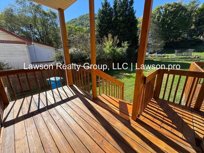 Building Photo - Updated Four Bedroom Home Close to Downtow...